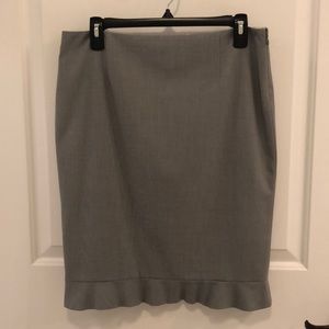 Elie Tahari gray pencil skirt w/ ruffle hem. Sz 8